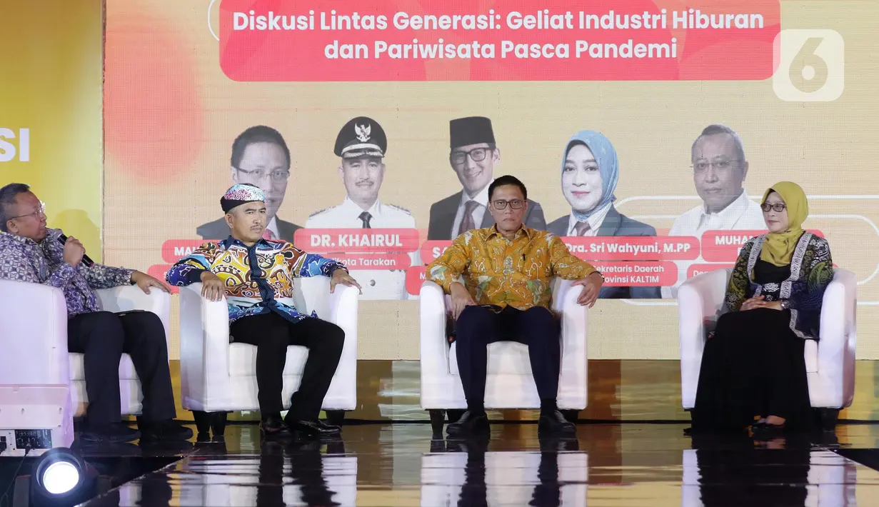 Deputi Bidang Ekonomi Digital dan Produk Kreatif Muhammad Neil El Hikam, Wali Kota Tarakan Khairul, Sekjen PHRI Maulana, dan Sekretaris Daerah Provinsi Kalimantan Timur Sri Wahyuni (kiri ke kanan) saat diskusi Lintas Generasi: Geliat Industri Hiburan dan Pariwisata Pasca Pandemi yang digelar pada ajang Festival 6 di Senayan Park, Jakarta, Minggu (9/7/2023). (Liputan6.com/Helmi Fithriansyah)