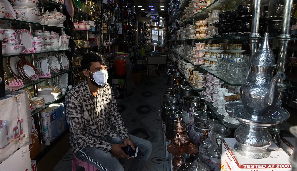 Seorang penjaga toko menunggu pelanggan di sebuah pasar di Kota Anantnag, sekitar 60 kilometer sebelah selatan Kota Srinagar, ibu kota musim panas Kashmir yang dikuasai India, pada 17 Agustus 2020. (Xinhua/Javed Dar)