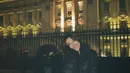 Amanda membagikan potret dengan latar belakang Istana Buckingham. Kediaman resmi Raja Britania Raya dan Alam Persemakmuran di London. Tampak Amanda mengenakan pakaian tebal untuk melindungi tubuhnya dari cuaca dingin.[Instagram/amandacaesaa]