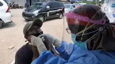 Paramedis melakukan swab antigen kepada pemudik di perbatasan Depok-Bogor, Jalan Raya Parung-Ciputat, Depok, Jawa Barat, Minggu (16/5/2021). Mulai hari ini, diberlakukan swab antigen kepada para pemudik yang akan kembali ke wilayah Depok. (merdeka.com/Arie Basuki)