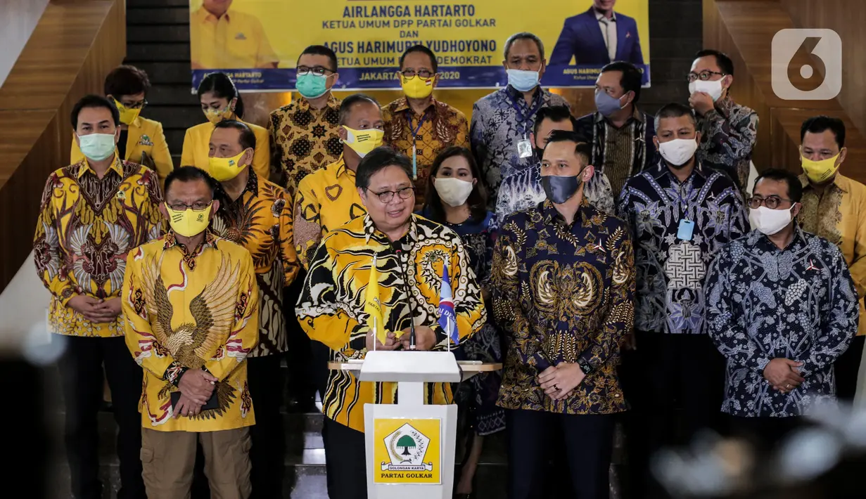 Ketua Umum Partai Golkar Airlangga Hartarto (kedua kiri) bersama Ketua Umum Parta Demokrat Agus Harimurti Yudhoyono mengacungkan jempol seusai melakukan pertemuan di DPP Partai Golkar, Jakarta, Kamis (25/6/2020). Kunjungan AHY itu membahas Pilkada serentak 2020. (Liputan6.com/Johan Tallo)
