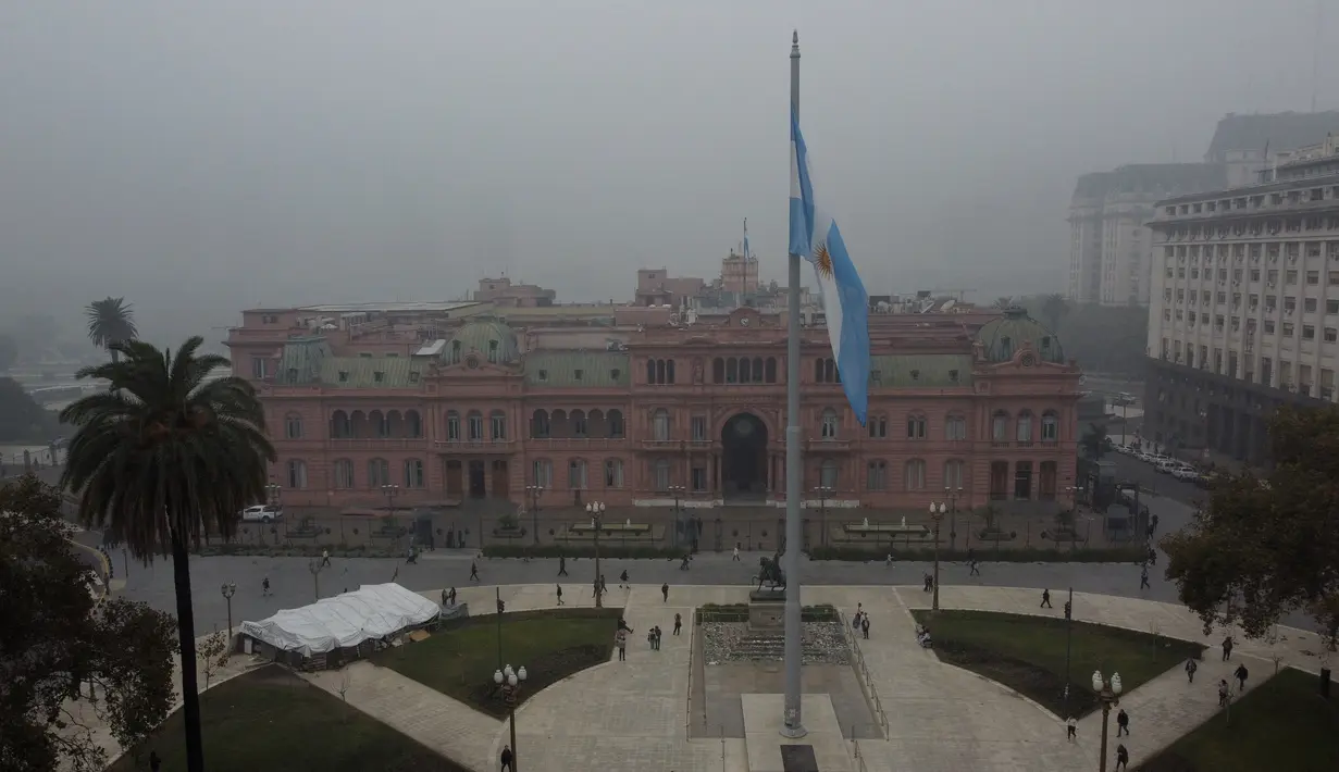 <p>Pemandangan udara yang memperlihatkan Istana Kepresidenan Casa Roada di Buenos Aires terlihat melalui lapisan asap dan kabut tebal, pada 24 April 2023.</p>