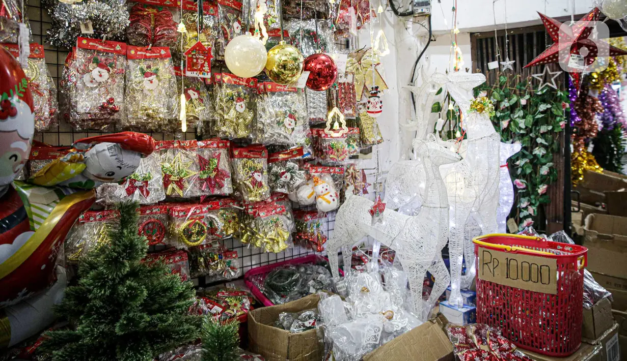 Barang-barang yang ditawarkan mulai dari pohon cemara, ornamen, lampu-lampu hias, hingga pernak-pernik. (Liputan6.com/Faizal Fanani)