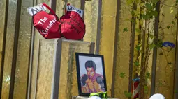 Beberapa barang yang diletakkan oleh para penggemar di luar gedung Muhammad Ali Center sebagai penghormatan kepada sang legenda di Louisville, Kentucky, (8/6/2016). (AFP/Michael B. Thomas)