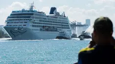 Kapal pesiar milik Carnival, Adonia berlayar dari Pelabuhan Miami, Florida, menuju Kuba, Minggu (1/5). Perjalanan kapal yang mengangkut setidaknya 700 penumpang ini merupakan yang pertama kali dilakukan setelah 50 tahun terakhir. (Gaston De CARDENAS/AFP)