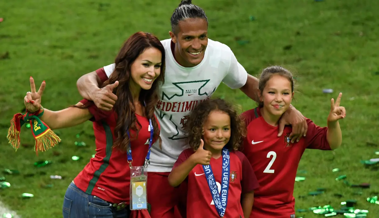 Bruno Alves dan keluarganya saat merayakan kemenangan Portugal atas Prancis pada Final Piala Eropa 2016 di  Stade de France, Saint-Denis, Prancis, (10/7/2016). Portugal menang atas Prancis 1-0. (AFP/Miguel Medina)
