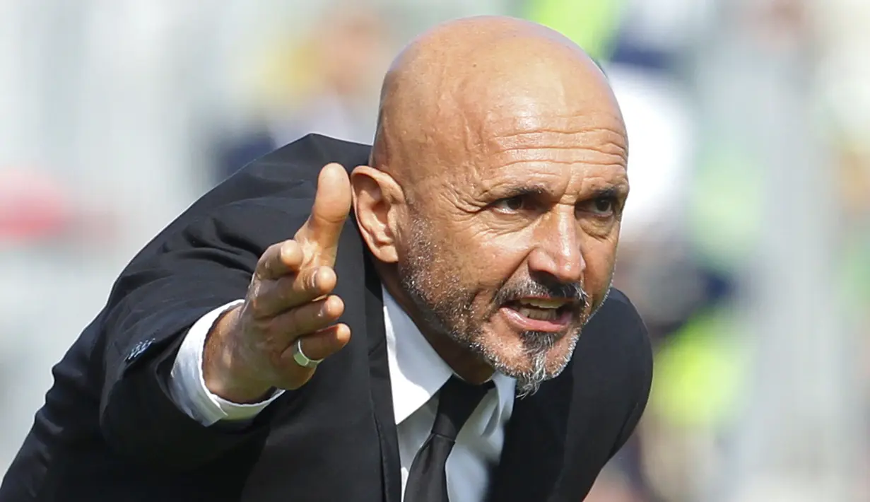 Ekspresi pelatih Roma, Luciano Spalletti saat memberikan instruksi kepada pemainnya saat melawan Crotone pada lanjutan Serie A di Ezio Scida stadium, Crotone, Italy (12/2/2017). AS Roma menang 2-0.  (AFP/Carlo Hermann)