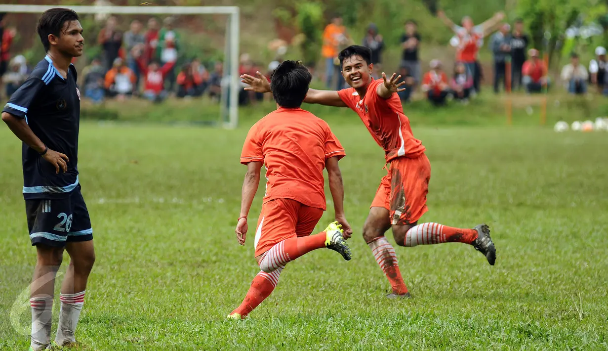 Pemain Persija bersorak usai mencetak gol saat laga uji coba melawan tim Pra PON DKI Jakarta di NYTC Sawangan, Depok, Sabtu (27/2/2016). Persija unggul 2-0 atas Pra PON DKI Jakarta. (Liputan6.com/Helmi Fithriansyah)