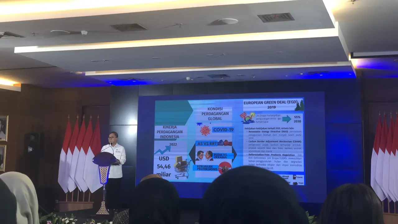 Menteri Perdagangan (Mendag) Zulkifli Hasan pada acara Food Agri Insight On Location bertema “Melawan UU Antideforestasi Uni Eropa”, Selasa (1/8/2023). Usai Acara, Mendag berkomentar soal revisi Permendag 50/2020. (Elza/Liputan6.com)