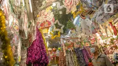 Sejumlah calon pembeli memilih pernak-pernik Natal di Pasar Asemka, Jakarta, Kamis (10/12/2020). Menurut seorang penjual, omset penjualan pernak-pernik bertema Natal turun drastis sekitar 50% dari biasanya karena pandemi Covid-19. (Liputan6.com/Faizal Fanani)