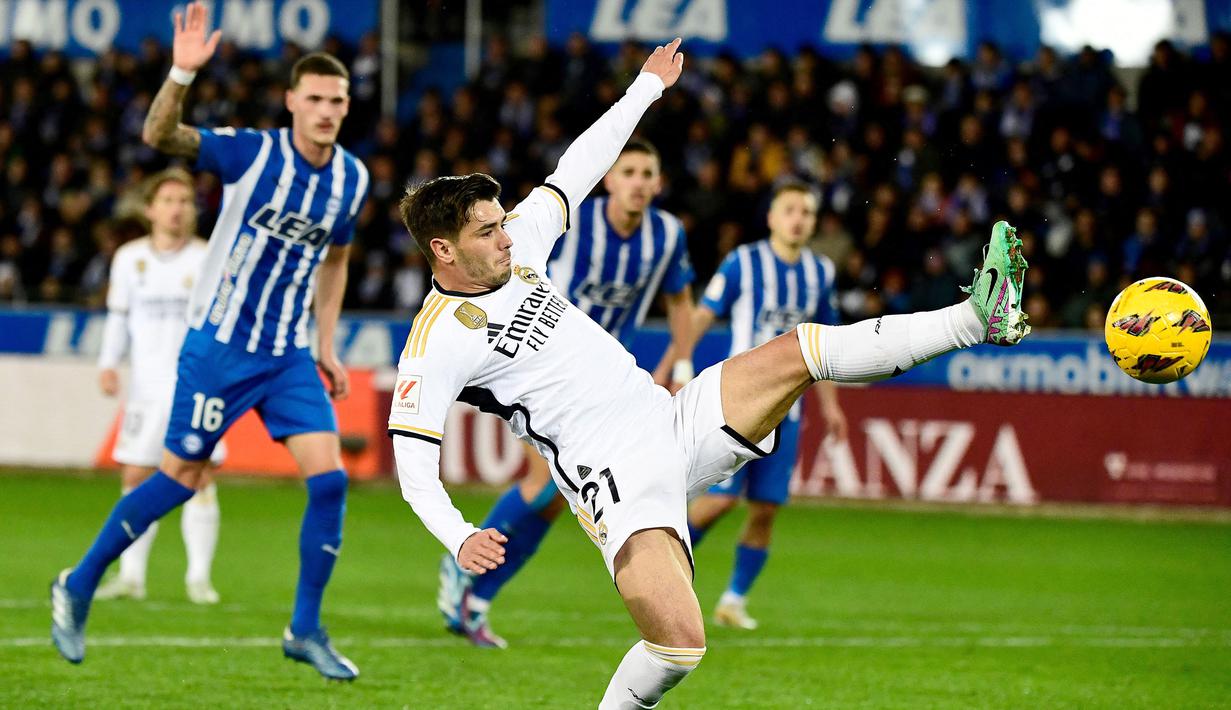 Pemain Real Madrid, Brahim Diaz berusaha mencetak gol ke gawang Deportivo Alaves pada laga pekan ke-18 Liga Spanyol 2023/2024 di Mendizorroza Stadium, Vitoria, Spanyol, Jumat (22/12/2023) dini hari WIB. (AFP/Ander Gillenea)