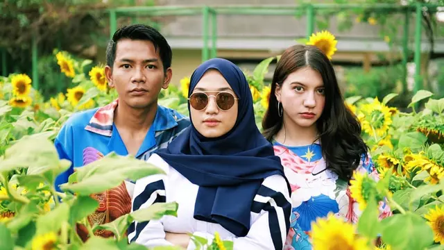 6 Potret Kedekatan Hafna Alliya Istri Angga Putra dan Rekan Artis, Bak Teman Lama