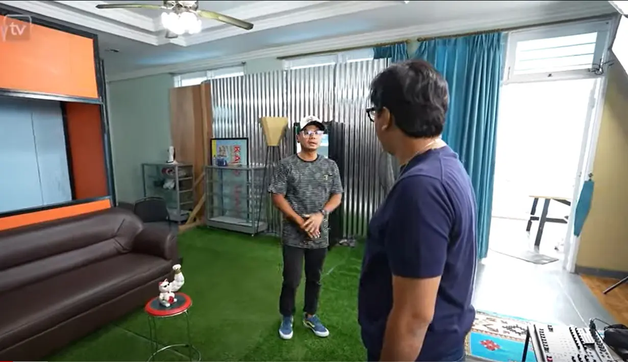 Masih di lantai bawah, terdapat beberapa studio yang biasa digunakan untuk syuting kanal Youtube. Tampak beberapa peralatan lengkap di ruang ini. [Youtube/Taulany TV]
