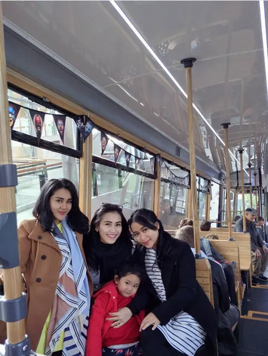 Ini beberapa potret Ayu Ting Ting mengisi libur bersama putrinya, Bilqis dan adik serta sepupunya di Selandia Baru. (Instagram/ayutingting92)