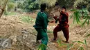 Warga menampilkan beladiri silat khas Betawi saat perayaan Hari Ciliwung 2015 di Condet, Jakarta Timur, Rabu (11/11/2015). (Liputan6.com/Yoppy Renato)