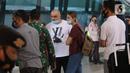 Warga Negara Asing (WNA) berbincang dengan personel TNI saat tiba di Bandara Soekarno Hatta, Tangerang, Selasa (29/12/2020). Pemerintah Indonesia melarang masuk WNA dari semua negara mulai 1 hingga 14 Januari 2021 menyusul varian baru COVID-19 yang ditemukan di Inggris. (Liputan6.com/Angga Yuniar)