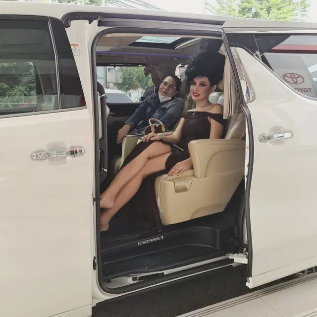 6 Potret Rambut Baru Lucinta Luna saat Pamer Mobil Mewah Ini Bikin Gagal Fokus