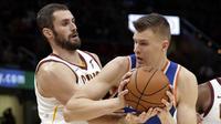 Pebasket New York Knicks, Kristaps Porzingis, menghindari penjagaan pebasket Cleveland Cavaliers, Kevin Love, pada laga NBA di Quicken Loans Arena, Cleveland, Minggu (29/10/2017).  Cleveland Cavaliers kalah 114-95 dari New York Knicks. (AP/Tony Dejak)
