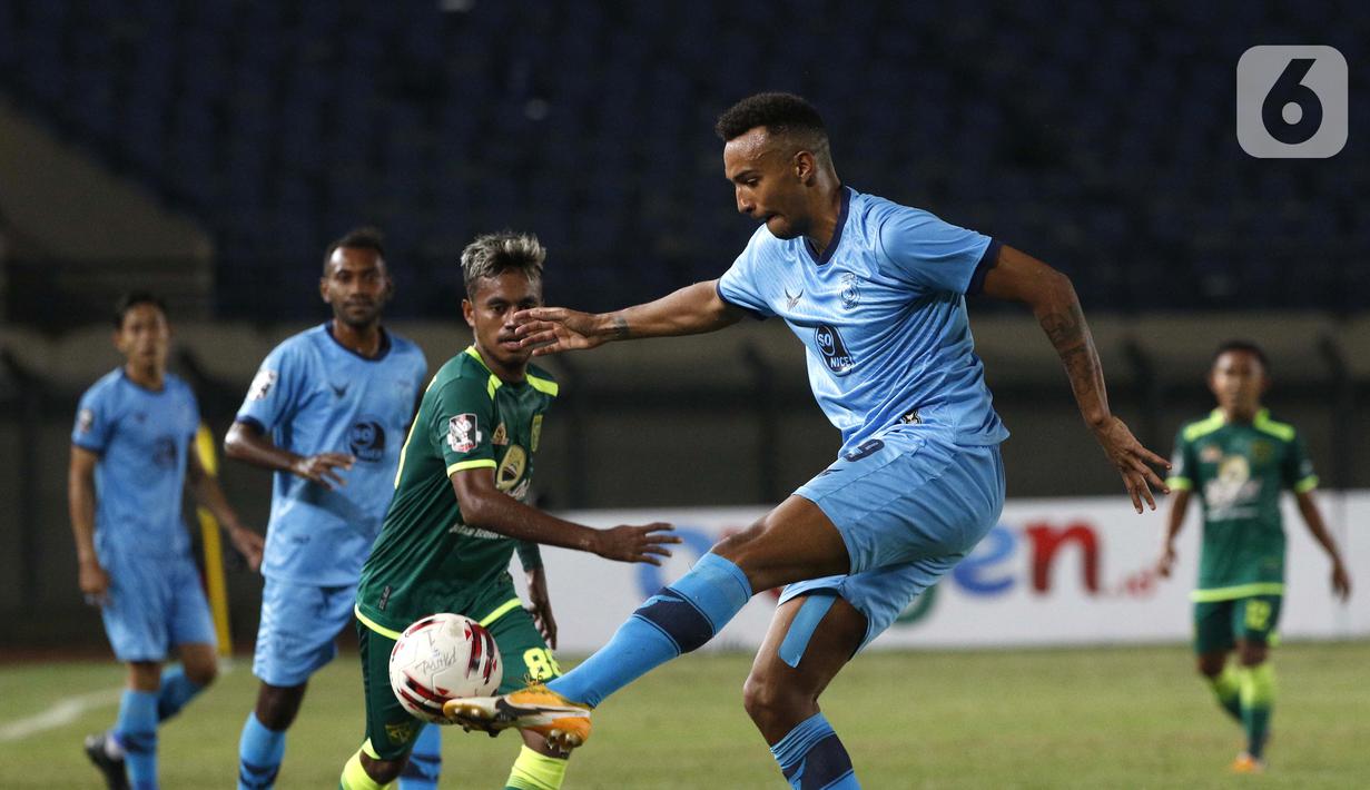 Pemain Persela Lamongan Melvyn Lorenzen (kanan) menendang bola dibayangi pemain Persebaya Surabaya Muhammad Alwi Slamat dalam pertandingan babak penyisihan Grup C Piala Menpora 2021 di Stadion Si Jalak Harupat, Bandung, Sabtu (3/4/2021). Laga berakhir 0-0. (Bola.com/Ikhwan Yanuar)