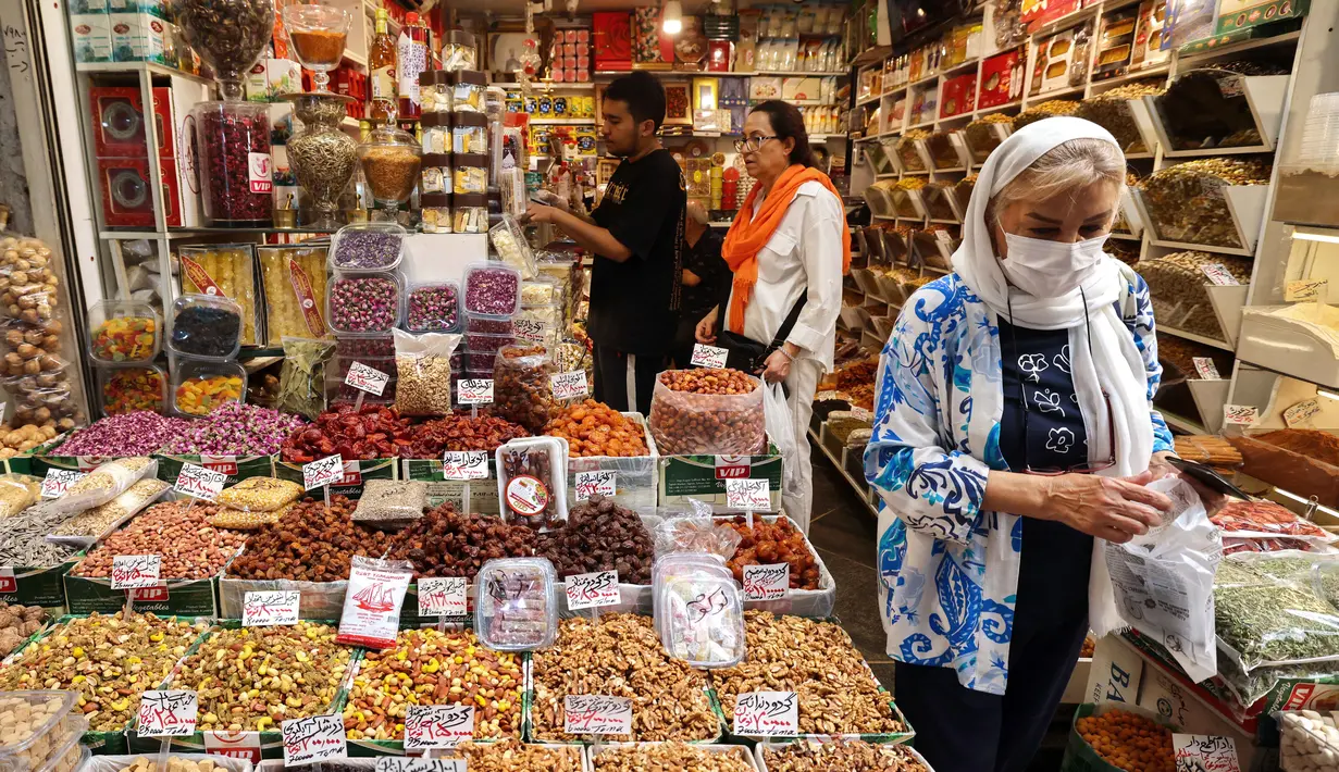 Ketegangan berskala besar antara Iran dan Israel pecah pada 13 Juni 2025, setelah Israel melancarkan serangkaian serangan udara ke wilayah Iran. (ATTA KENARE/AFP)
