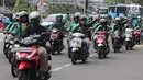 Pengemudi ojek online melakukan konvoi di Jalan Medan Merdeka Barat, Jakarta, Selasa (27/3). Mereka bergerak dari IRTI Monas menuju seberang Istana Merdeka untuk menuntut Pemerintah melakukan rasionalisasi tarif. (Liputan6.com/Arya Manggala)