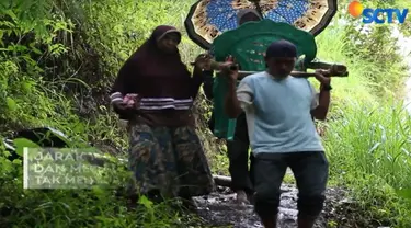 Dengan bermodalkan dua bilah bambu serta dua kursi plastik, ibu Puang bersama sang suammembuat tandu darurat agar bisa membawa ibu hamil.