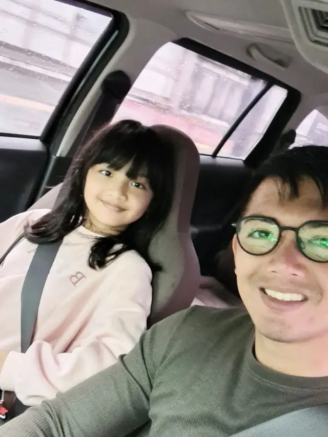 7 Potret Kebersamaan Nicky Tirta dan Sang Anak, Kerap Disebut Bak Kakak Beradik