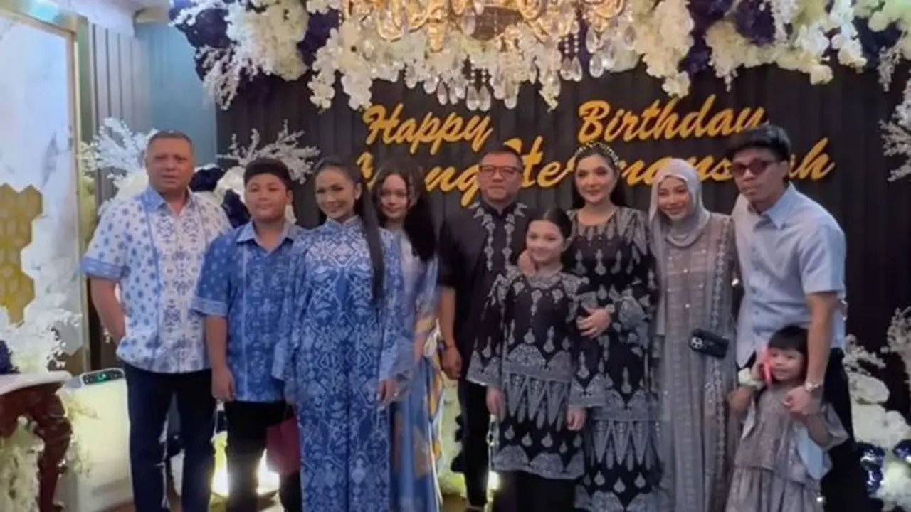 Kebahagiaan di ulang tahun Anang Hermansyah. (credit:instagram.com/ashanty_ash)