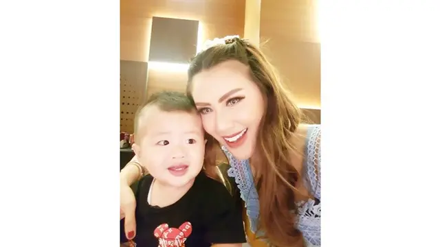 Menangis Terus Karena Rindu, Ini 6 Momen Mesra Rey Utami Bareng Anak