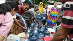 Warga mengantri air bersih di kawasan kelurahan Gedong, Jakarta Timur, Jumat (3/11/2023). (merdeka.com/Imam Buhori)