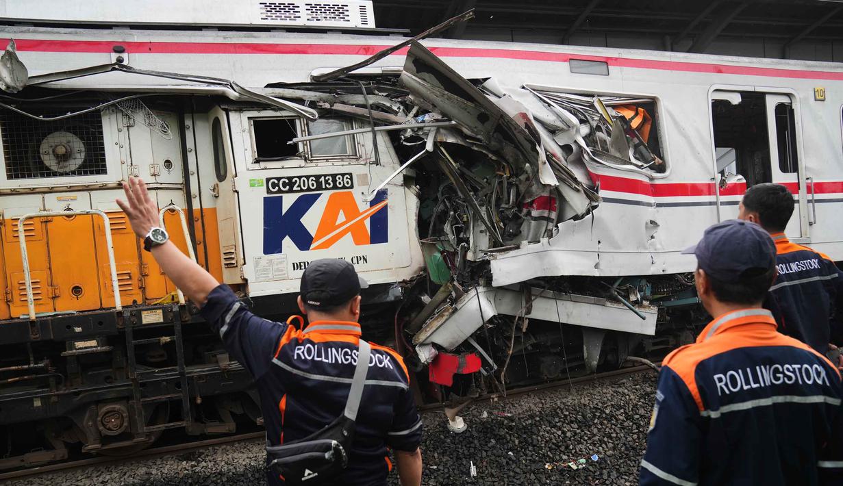 Para pekerja memeriksa kondisi lokomotif Kereta Api Jarak Jauh (KAJJ) Argo Bromo Anggrek dan salah satu gerbong Kereta Rel Listrik (KRL) Commuter Line yang mengalami kecelakaan di Stasiun Bekasi Timur, Bekasi, Jawa Barat, Selasa 28 April 2026. (AP Photo/Tatan Syuflana)