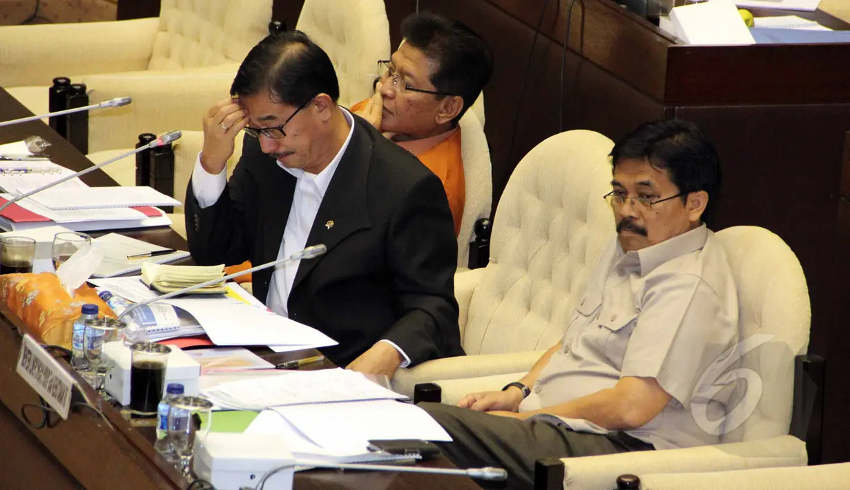 Menteri Agraria dan Tata Ruang Ferry Mursyidan Baldan (tengah) memberikan penjelasan pada rapat kerja dengan Komisi II di Kompleks Parlemen, Jakarta, Kamis (16/4/2015). (Liputan6.com/Helmi Afandi)