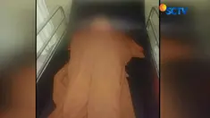 Peristiwa tragis ini pertama kali diketahui adik tersangka yang curiga karena tak ada jawaban saat mengetuk kamar tersangka.