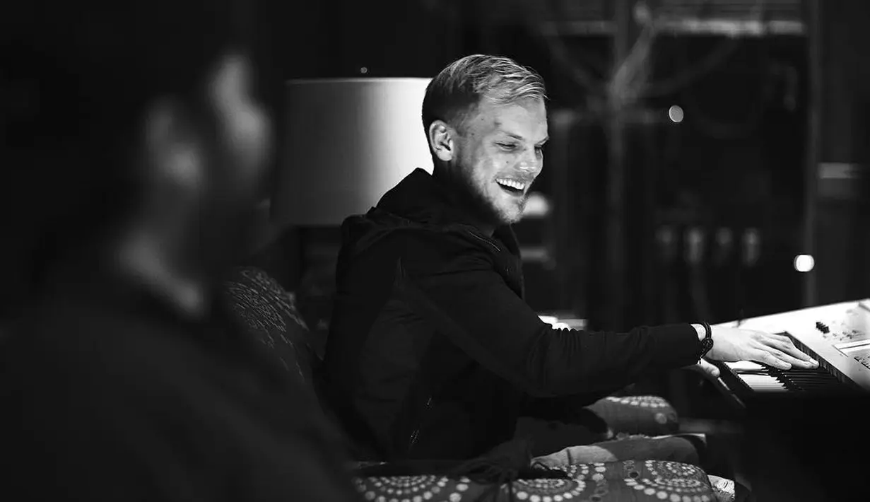"Kamu mempunyai semua informasi tentang kematiaan Avicii," lanjutnya. Namun sumber tersebut menjelaskan jika pihak kepolisian tak akan membuat pernyataan publik terkait peristiwa tersebut. (Foto: instagram.com/avicii)