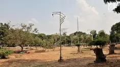Suasana Taman Jatinegara, Jakarta, Senin (16/9/2019). Kondisi taman kota di Jakarta Timur ini sangat memprihatinkan, terlihat dari berbagai fasilitas yang rusak akibat tidak terawat, seperti bangku, lampu, pepohonan, akses jalan, toilet, selokan, serta pagar taman. (merdeka.com/Iqbal S. Nugroho)