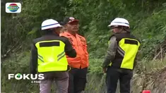 Upaya perbaikan jalan terus dilakukan dengan mengerahkan eskavator untuk mengeruk tanah yang curam.