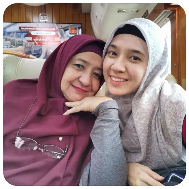 6 Potret Kebersamaan Dhini Aminarti dan Ibunda, Penuh Kehangatan