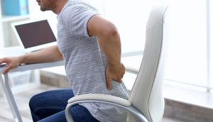 Seorang pria yang menderita sakit punggung. (depositphotos.com/belchonoc)