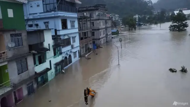 Air banjir menggenangi bangunan di sepanjang Sungai Teesta di Sikkim, India pada 4 Oktober 2023. (Tentara India via AP)