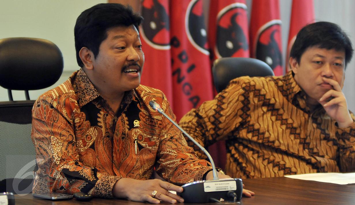 Anggota Komisi XI DPR F-PDIP Andreas Eddy Susetyo (kiri) didampingi Bendahara Fraksi PDIP Alex Lukman memberikan pandangannya di Jakarta, Kamis (14/4). F-PDIP mengawal RUU Pengampunan Pajak (Tax Amnesty) untuk kepentingan bangsa (Liputan6.com/Johan Tallo)