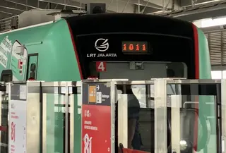 Sehari setelah resmi beroperasi, LRT Jakarta rute Manggarai-Kelapa Gading mulai dijajal penumpang dengan beragam tujuan. (Liputan6.com/Nadia Anatasya)