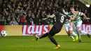 Pemain PSG, Edinson Cavani mencetak gol ketiga ke gawang Celtic dari titik penalti pada pertandingan perdana fase grup Liga Champions di Stadion Celtic Park, Selasa (12/9). Paris Saint-Germain pesta lima gol ke gawang Celtic. (Andy BUCHANAN/ AFP)