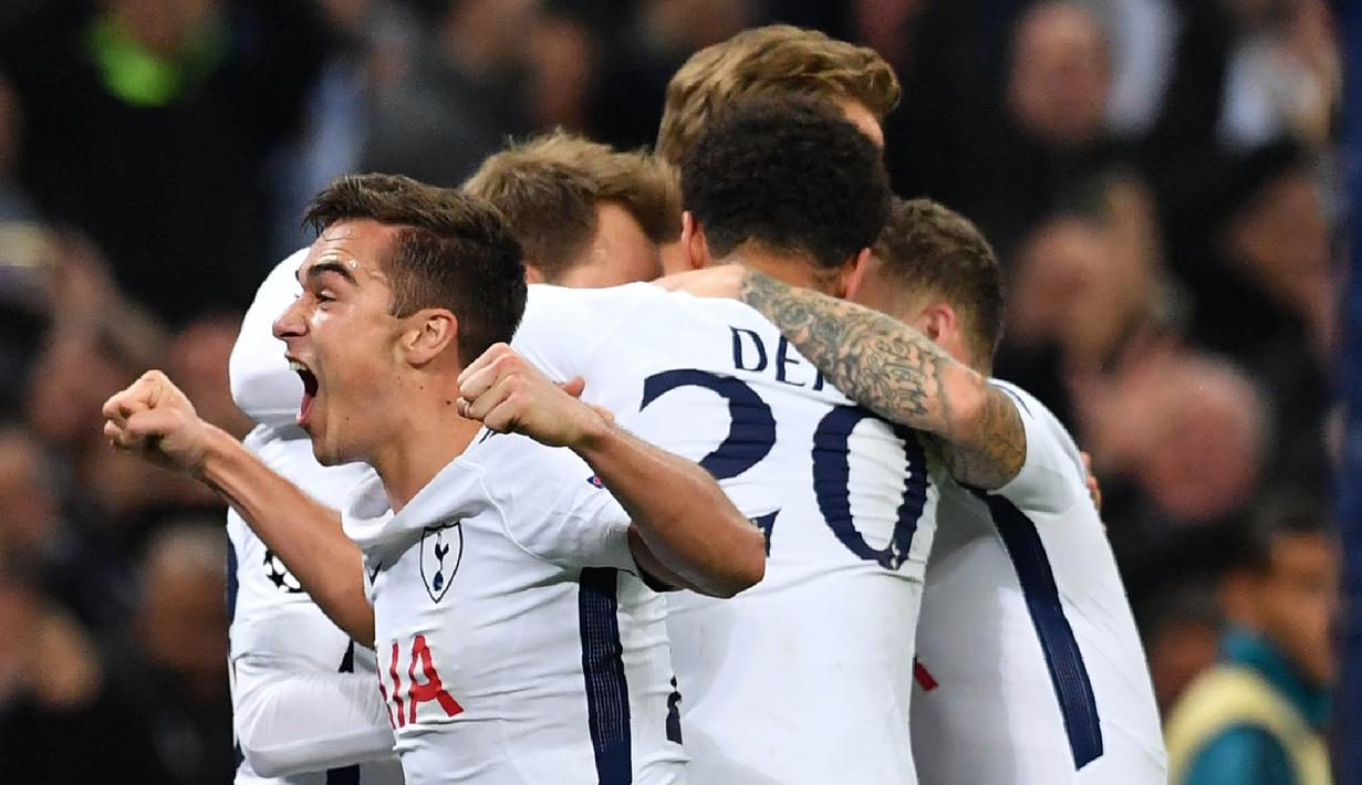 Gelandang Tottenham Hotspur, Harry Winks, merayakan gol yang dicetak oleh Christian Eriksen ke gawang Real Madrid pada Liga Champions di Stadion Wembley, London, Rabu (1/11/2017). Tottenham Hotspur menang 3-1 atas Real Madrid. (AFP/Ben Stansall)