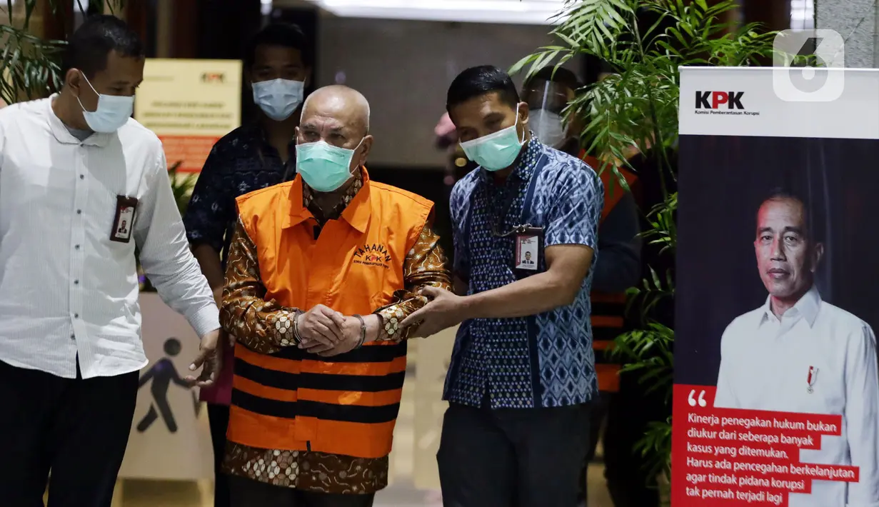 Wali Kota Banjar 2003-2008 dan 2008-2013, Herman Sutrisno (tengah) usai rilis penahanan di Gedung KPK, Jakarta, Kamis (23/12/2021). Herman Sutrisno merupakan tersangka dugaan korupsi proyek infrastruktur Kota Banjar tahun 2008-2013 dan dugaan penerimaan gratifikasi. (Liputan6.com/Helmi Fithriansyah)