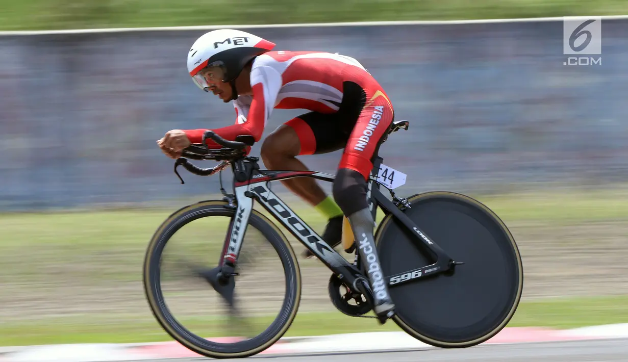 Atlet ParaCycling, M Fadli Immamuddin saat laga di nomor Individual Time Trial C4 Asian Para Games 2018 di Sirkuit Sentul Bogor, Senin (8/10). M Fadli menyelesaikan lima putaran lomba dengan waktu 28 menit 21,835 detik. (Liputan6.com/Helmi Fithriansyah)