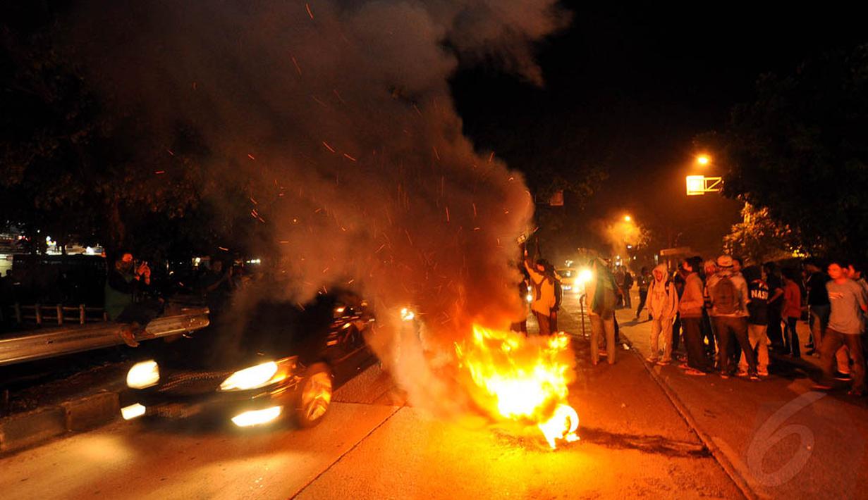 Sejumlah mahasiswa IISIP memblokade Jalan raya Lenteng Agung, Jakarta, sebagai protes atas kenaaikan harga BBM, Selasa (18/11/2014) (Liputan6.com/Miftahul Hayat)