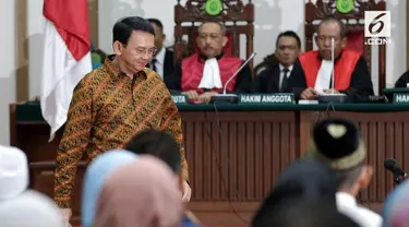 Nenek dan kakek kandung Ahok, Euw Yong Siu Yoen dan Bun Kim Foo. Meski telah berusia hampir satu abad, rela terbang dari Belitung ke Jakarta demi menemui cucunya yang saat ini mendekam di tahanan Mako Brimob,