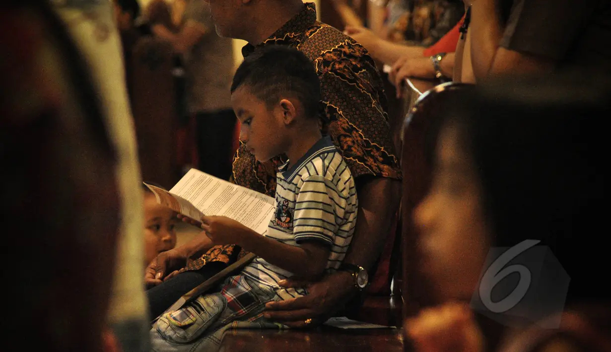 Anak berkebutuhan khusus atau penyandang difabel melakukan misa Paskah didampingi  keluarga di Gereja Santo Ignatius, Jakarta, Minggu (5/4). Misa hari ini diperuntukan bagi anak difabel agar menjalani ibadah dengan kushuk. (Liputan6.com/Faizal Fanani)