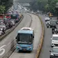 Bus Transjakarta melintas di Jalan Mampang Prapatan Raya, Jakarta, Kamis (6/10). Pemprov DKI Jakarta berencana mengganti bus Transjakarta dengan merek berstandar dunia seperti bus lower deck tipe low entry K250 Scania. (Liputan6.com/Helmi Fithriansyah)