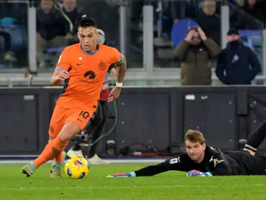 Pemain Inter Milan, Lautaro Martinez (kiri) berusaha melewati kiper Lazio, Ivan Provedel pada laga lanjutan Liga Italia 2023/2024 di Olympic Stadium, Roma, Italia, Senin (18/12/2023) dini hari WIB. (AFP/Andreas Solaro)